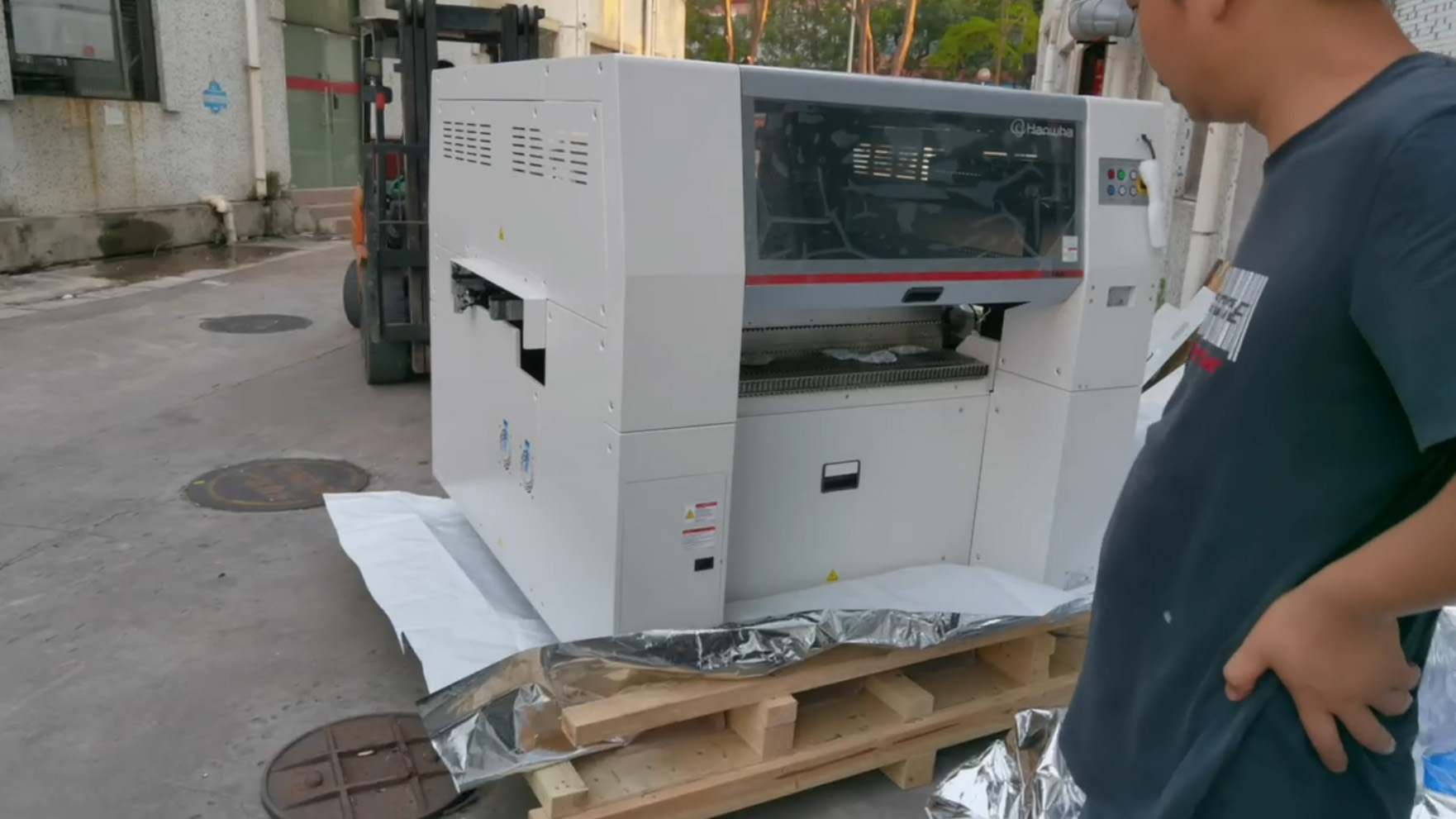 Máquina pick and place Hanwha SM481Plus en acción
